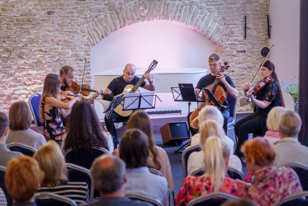 Klassika, linnulaul ja kastanjetid on Moes