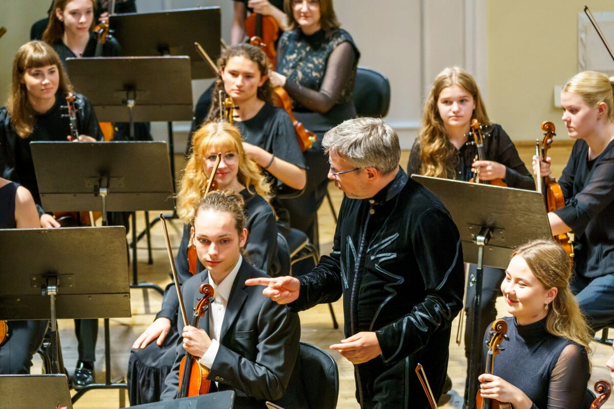 Festival &ldquo;KRATT&rdquo; tassis noortele kokku kuhjaga koosm&auml;ngur&otilde;&otilde;mu