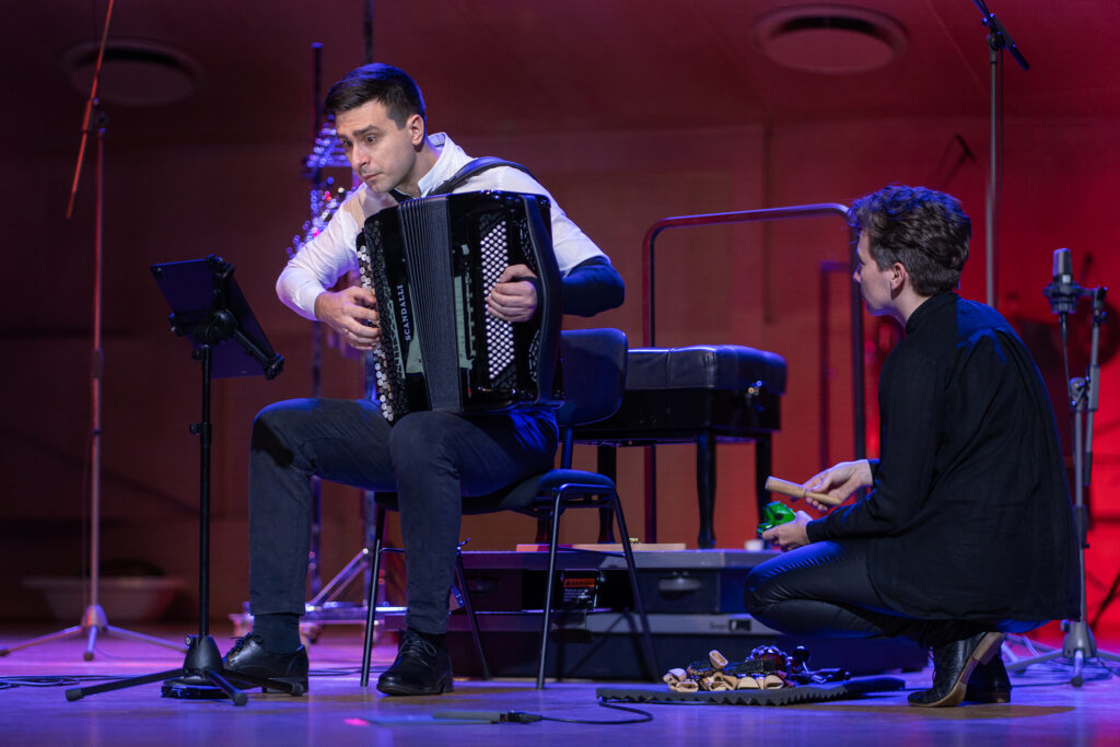 Ristates ajastuid &ndash; mitmek&uuml;lgse akordioni kontrastidest rikas n&auml;dal