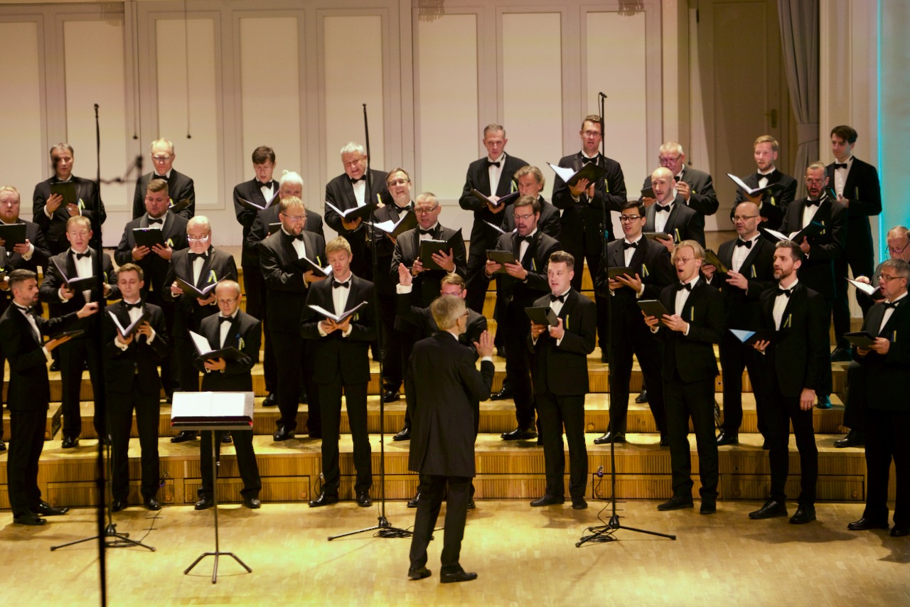 Rahvusmeeskoor ja dirigent Mikk Üleoja. FOTO ANU HUNTSAAR