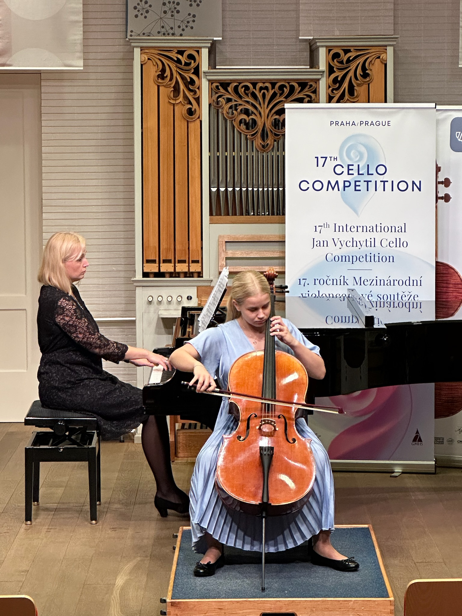 Koos kontsertmeister Kairi Vaviloviga Jan Vychytili  konkursil Tšehhis.