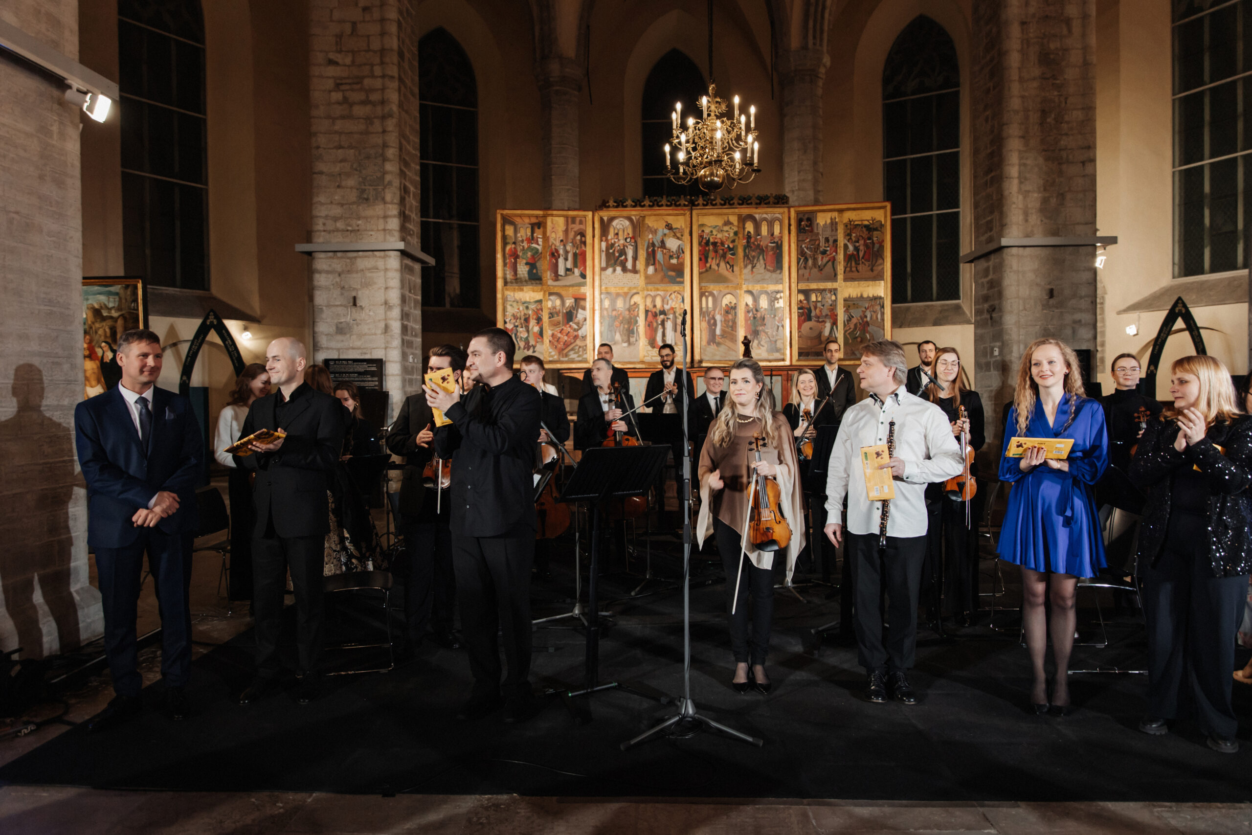 Juubelikontserdi pidulik lõppakord – orkestri ees helilooja ja solistid. FOTO ELENA KOVPAK