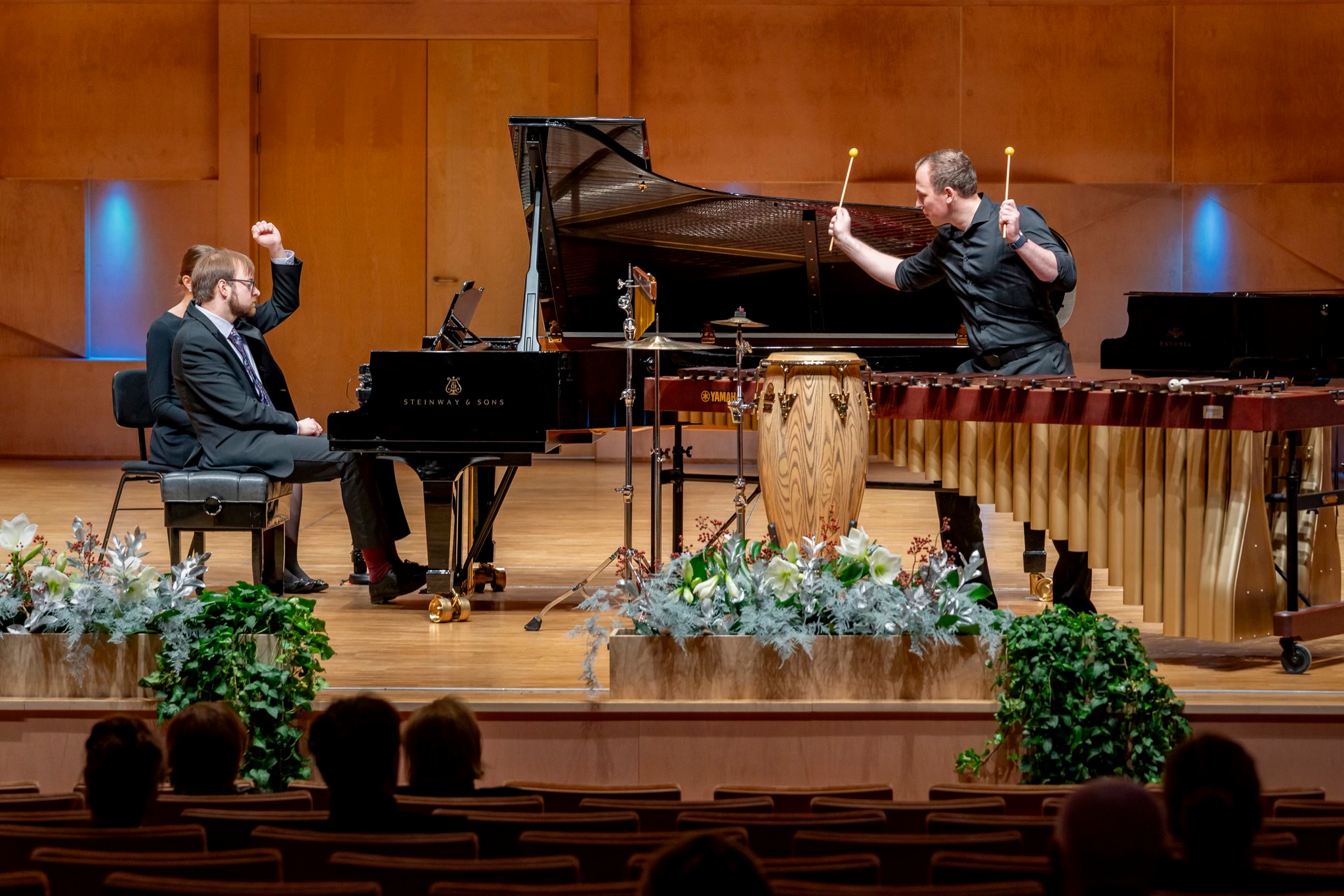 Maksim Štšura ja Heigo Rosin Raimo Kangro loomingut esitamas. FOTO RENE JAKOBSON