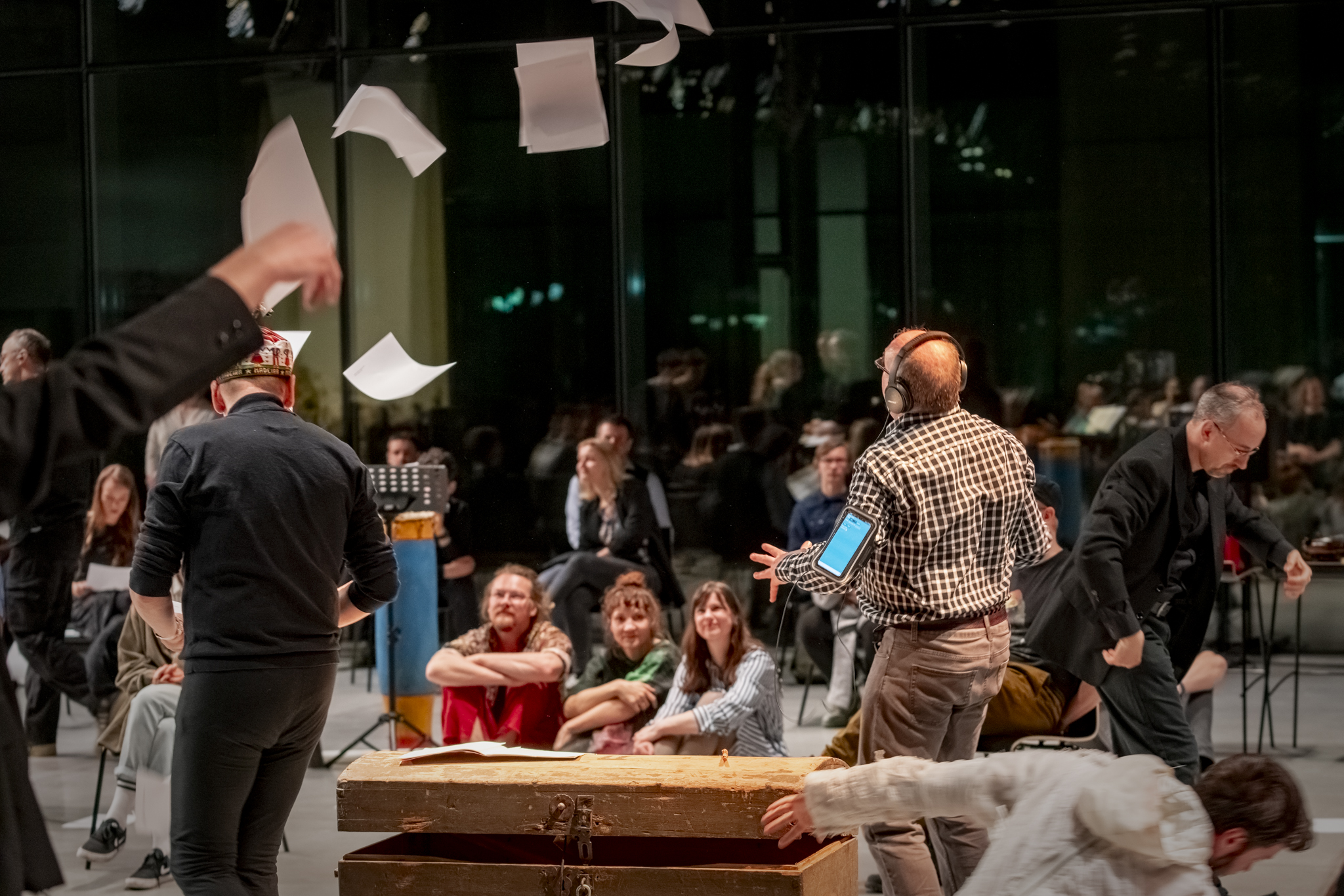 Hetk Pärnu nüüdismuusika päevadel 2024 "Sürrealism ja muusika" valminud etendusest "Keemiseni viidud ajupudru" ERMis osana Eesti muusika päevade 2024 programmist. FOTO RENE JAKOBSON