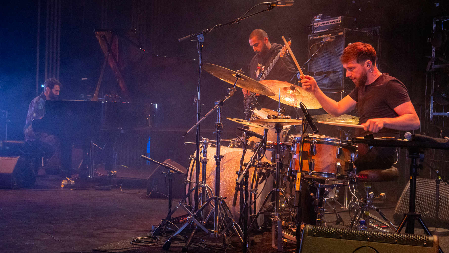 Tigran Hamasyan trio pakkus läbiraputava elamuse. Tigran Hamasyan klaveril, Marc Karapetian basskitarril ja Martin Wangermee trummidel. FOTO Bjarte Ytre-Arne