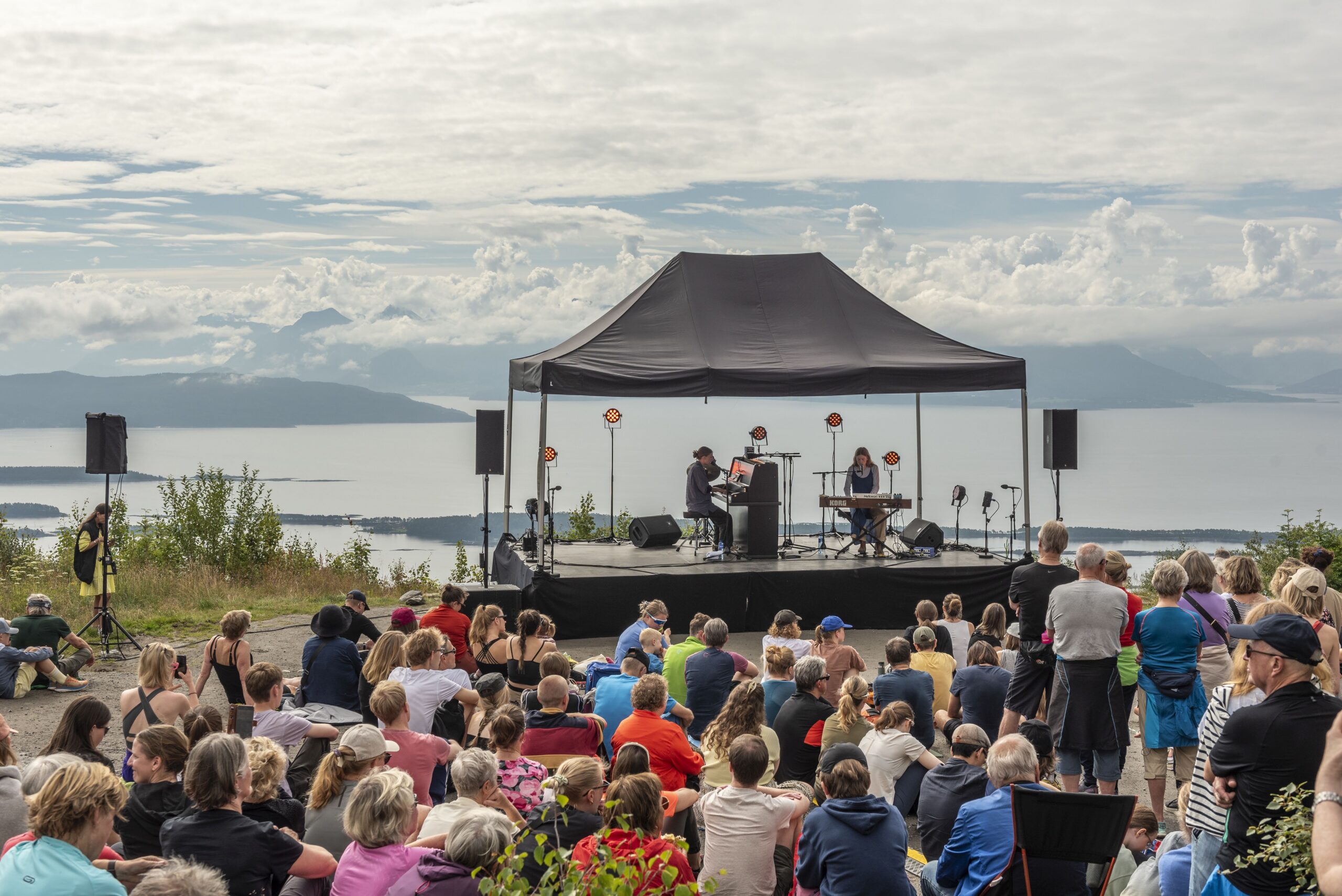 Võimalik vaid Moldes. Veslemøy Narvesen (vasakul) ja Anna Ueland musitseerimas Vardeni mäel, kust avaneb vaade Molde panoraamile koos selle 222 mäetipuga. FOTO Petter Sele