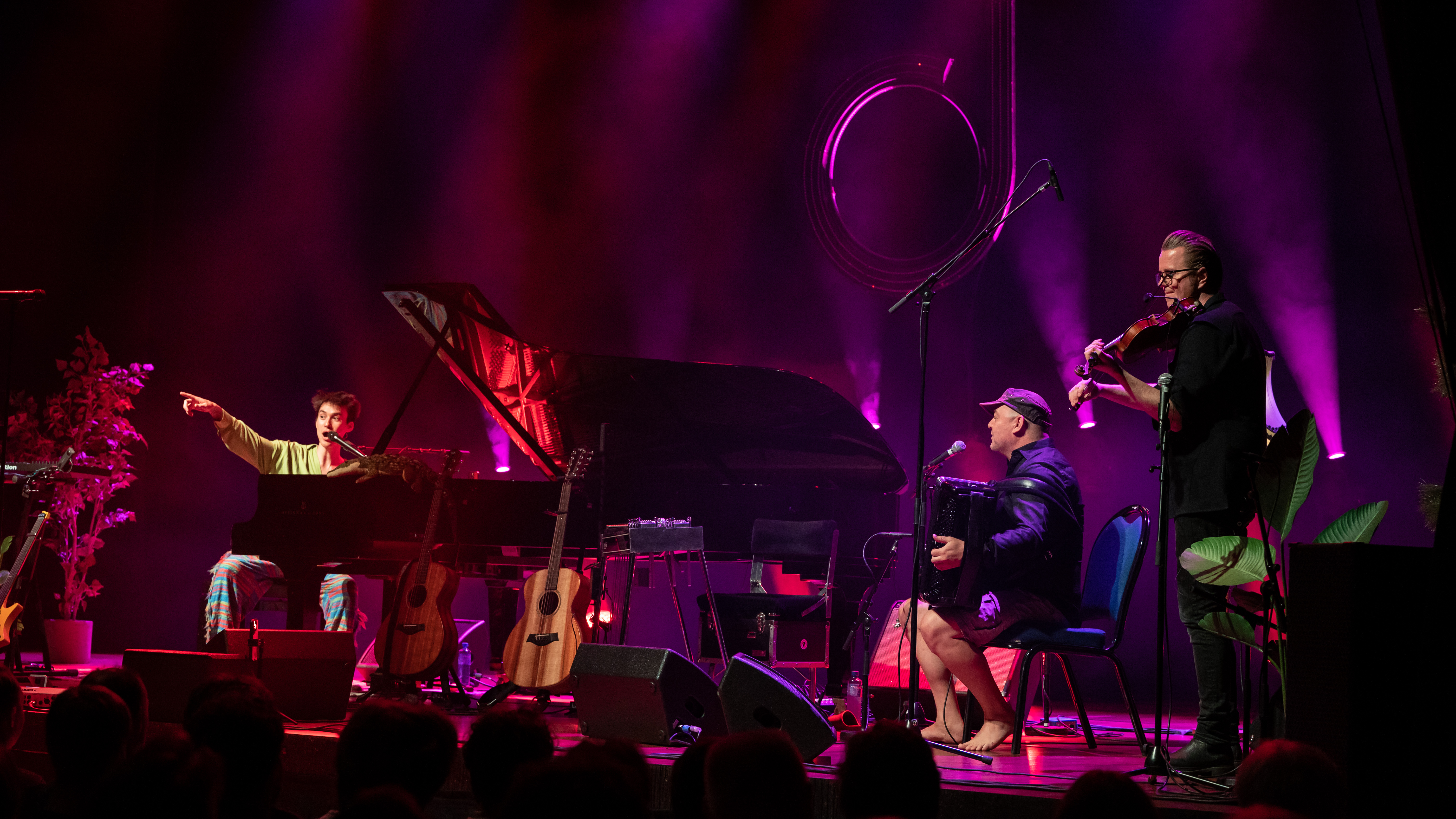 Oma kahel välja müüdud soolokontserdil kutsus Jacob Collier lavale oma norra muusikuist sõbrad Stian Carstenseni ja Ola Kvernbergi. FOTO Dagfinn Reppen