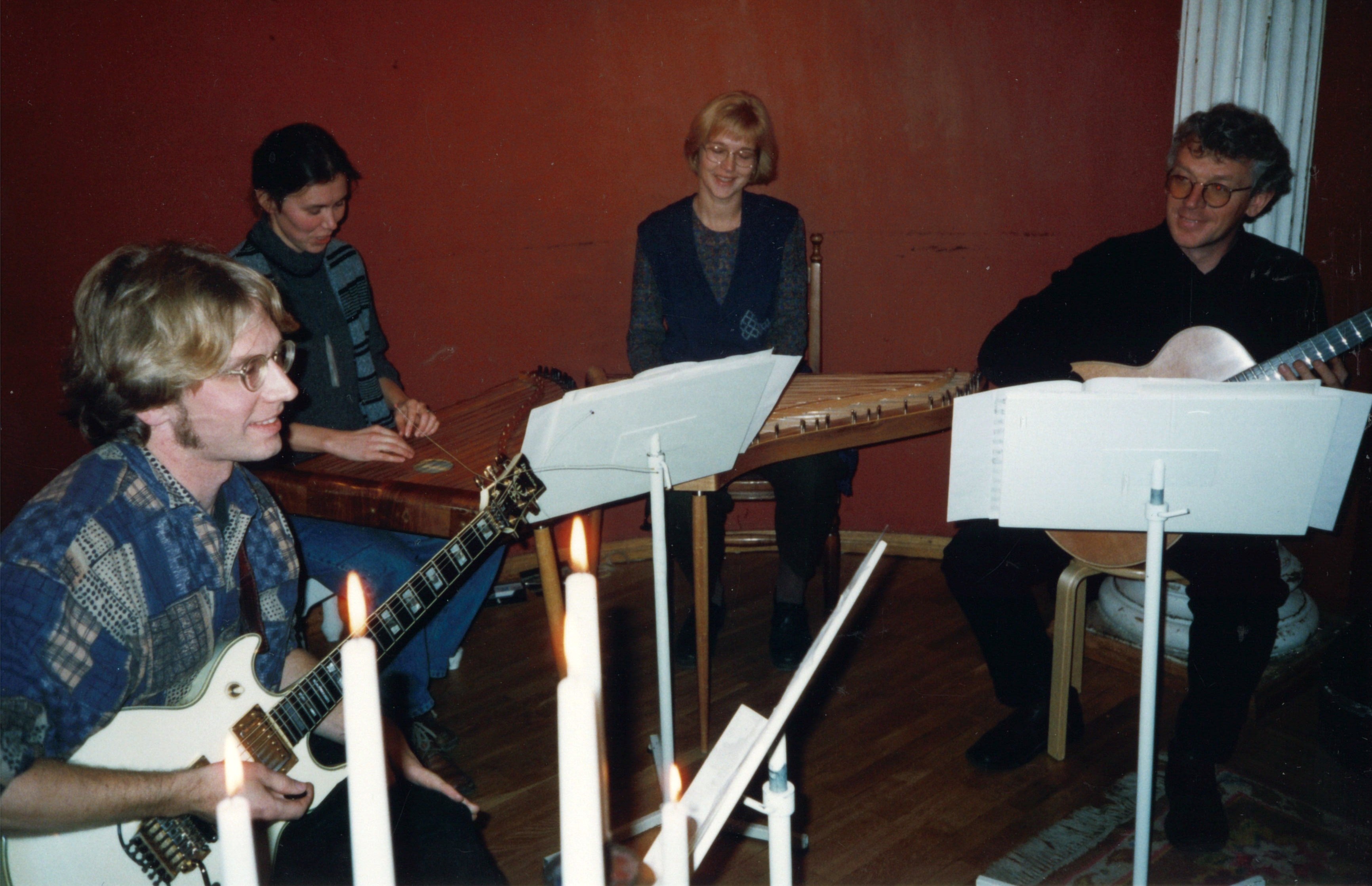 Ülesvõte arvatavasti Eesti Keelte kõige esimeselt kontserdilt 1999. aastal Vanalinna Muusikamajas.                                                                                        FOTO EESTI KEELED ARHIIVIST