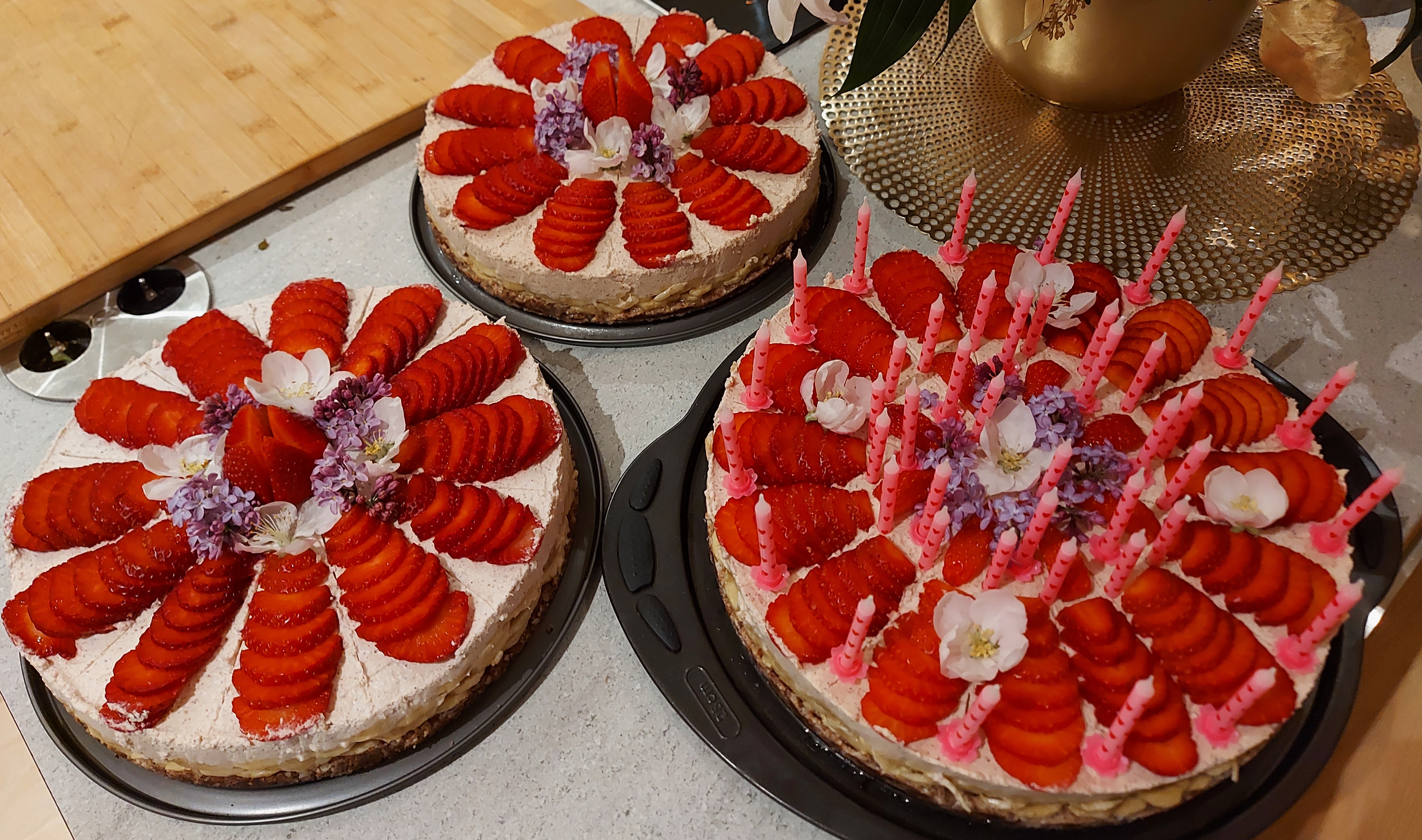 Turgi talu banaani-kookoskreemi toortort maasikatega. FOTO ERAKOGU