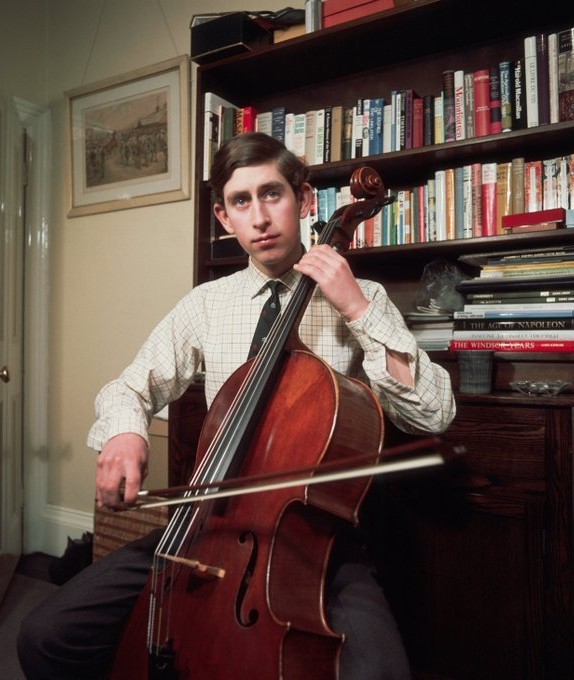 Kuningas Charles III tšellot mängimas.