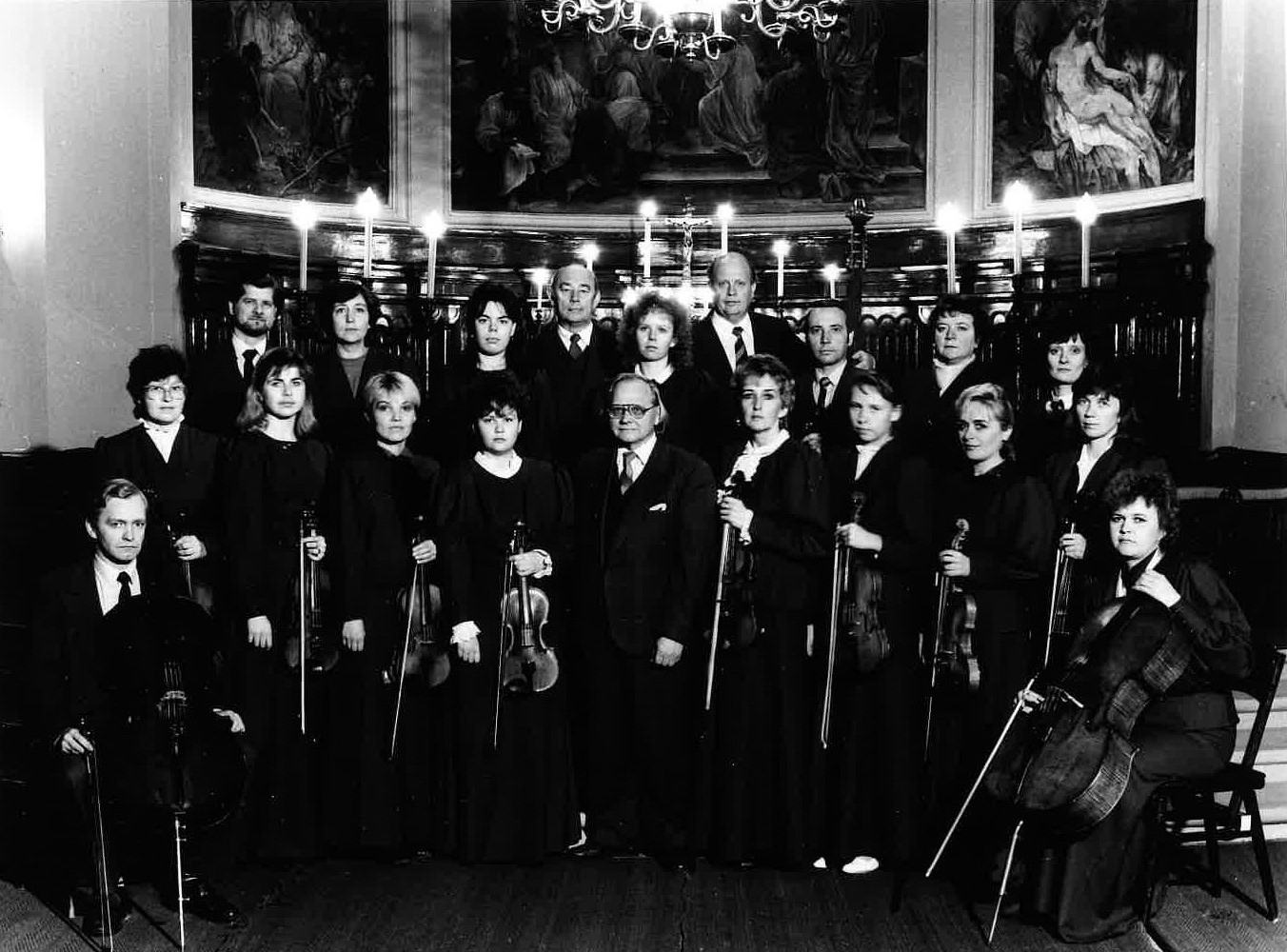 Pärnu KEKi kammerorkester, keskel dirigent Ilmar Tõnisson.  FOTO ERAKOGUST