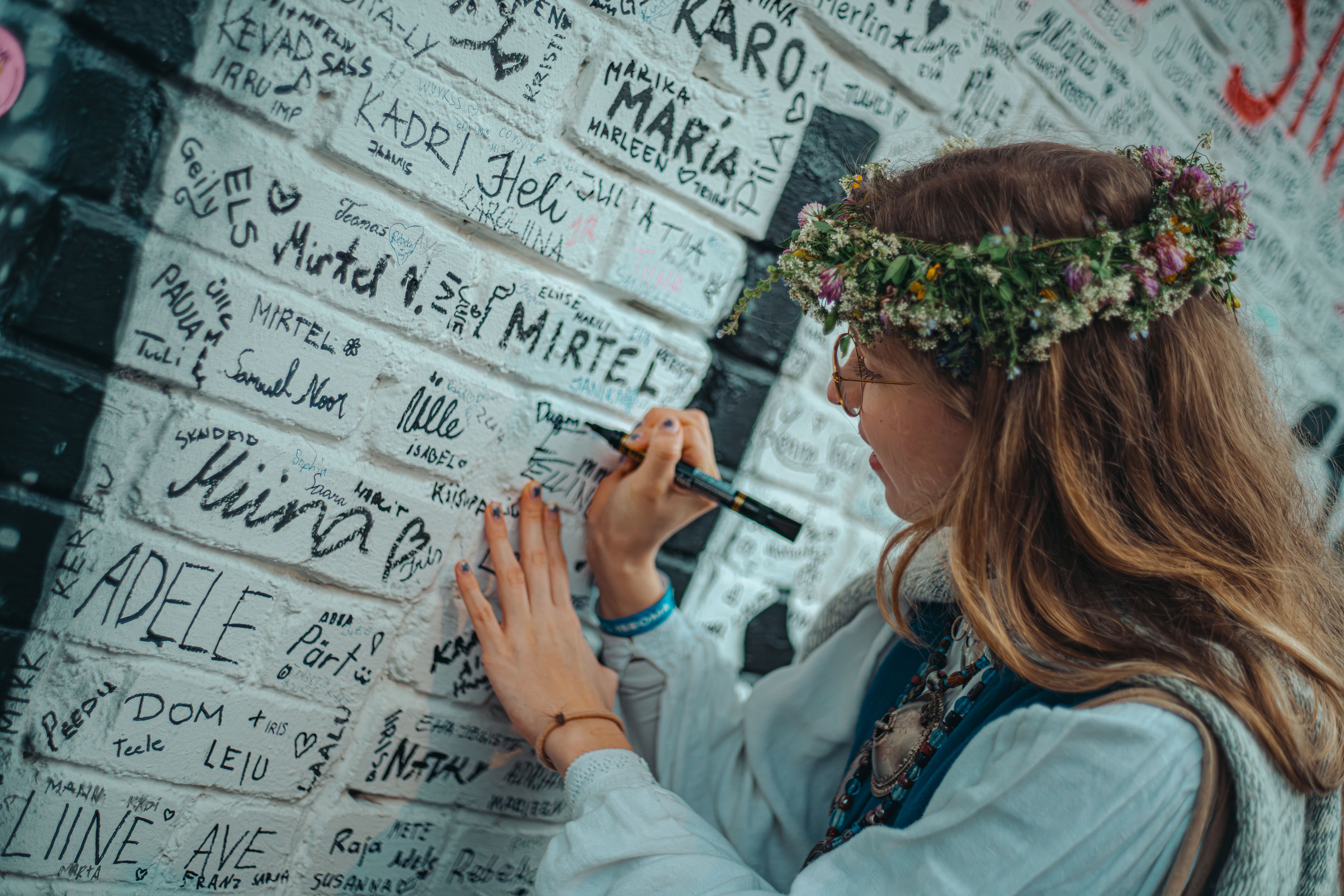 Oru väravas sai igaüks kirjutada oma nime laulupeo teemalisele seinale. Foto: Indrek Kasesalu  