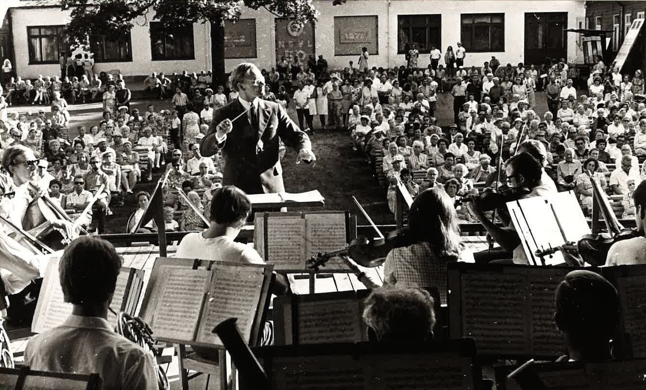 Suvemuusika Pärnus, juhatab Ilmar Tõnisson.