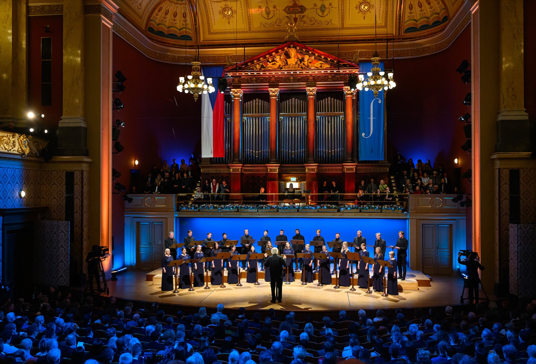 Eesti Filharmoonia Kammerkoor ja Tõnu Kaljuste Praha Rudolfinumis. FOTO PETRA HAJSKA