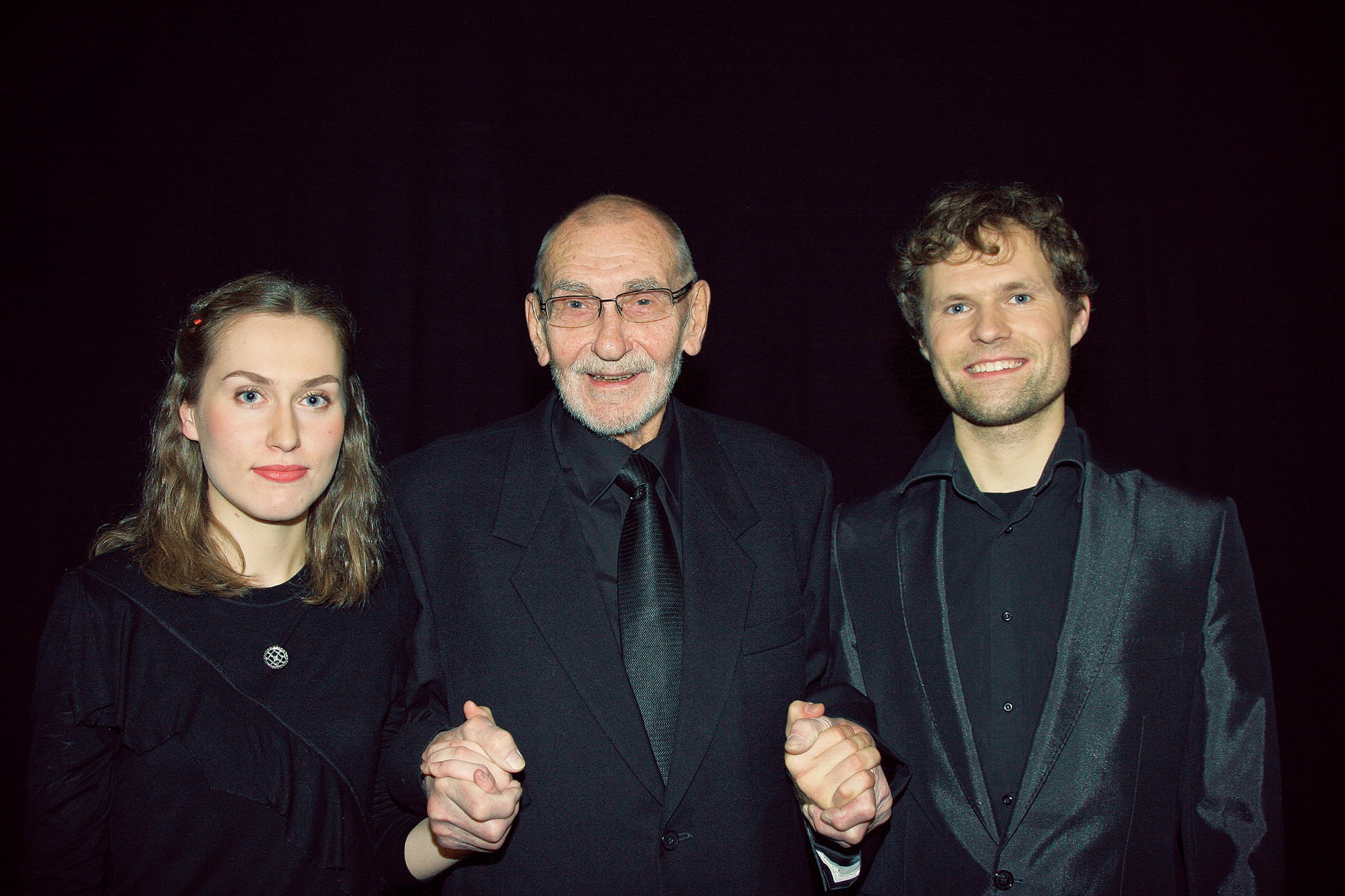 Miina Pärn ja Endrik Üksvärav koos Veljo Tormisega. FOTO Kristel Peikel