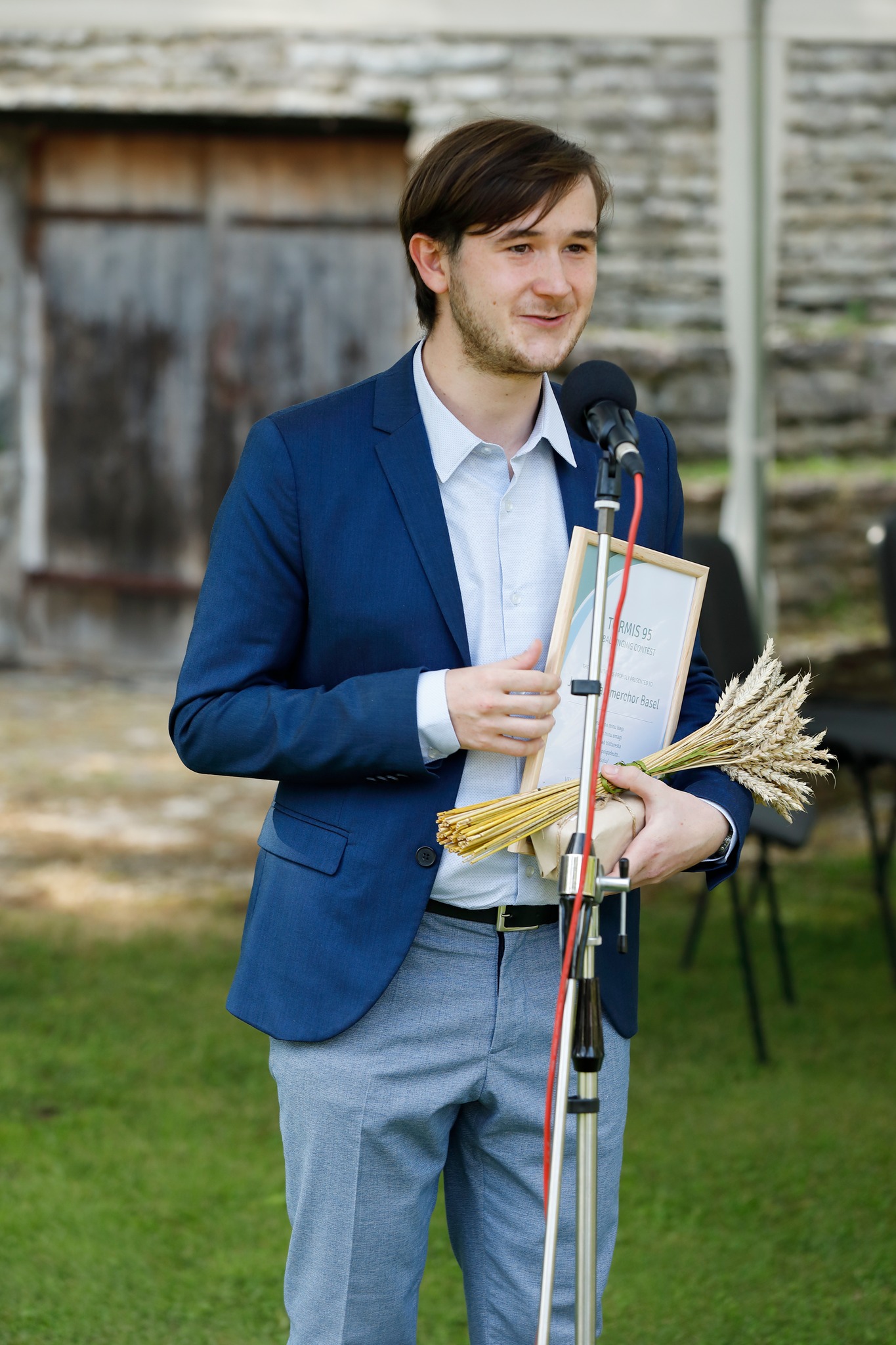 Junger Kammerchor Baseli peaauhinna võtab Kõrveaial vastu laulja Julian Schmidlin. FOTO EDA HÜBNER