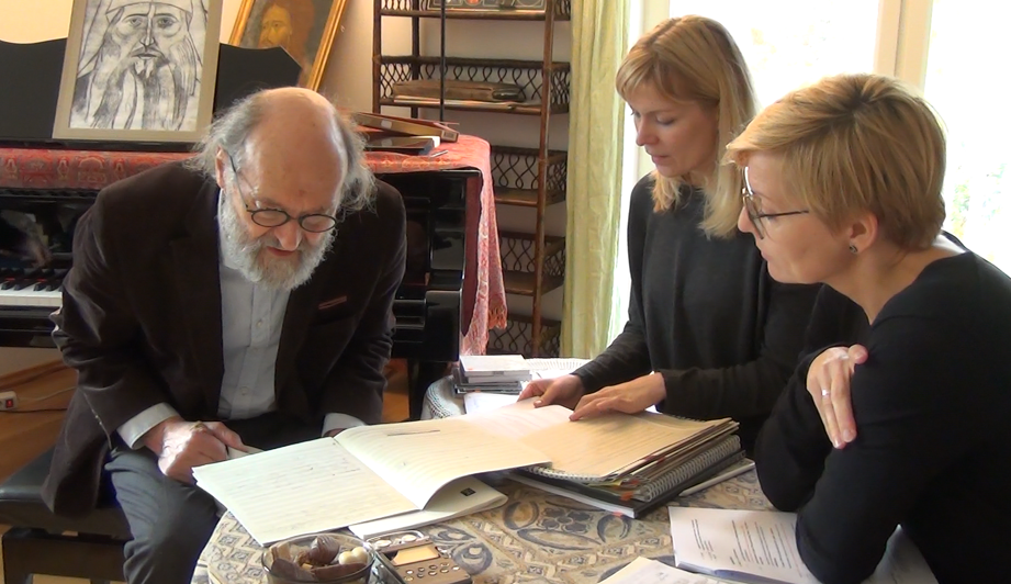 Kristina Kõrver ja Kai Kutman Arvo Pärdiga teoste teemalist vestlust läbi viimas. FOTO Arvo Pärdi keskus