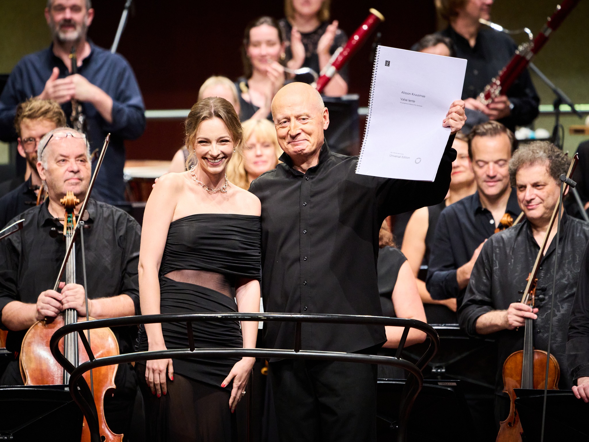 Paavo Järvi ja Alisson Kruusmaa pärast noore helilooja teose “Valse lente” esiettekannet. FOTO KAUPO KIKKAS