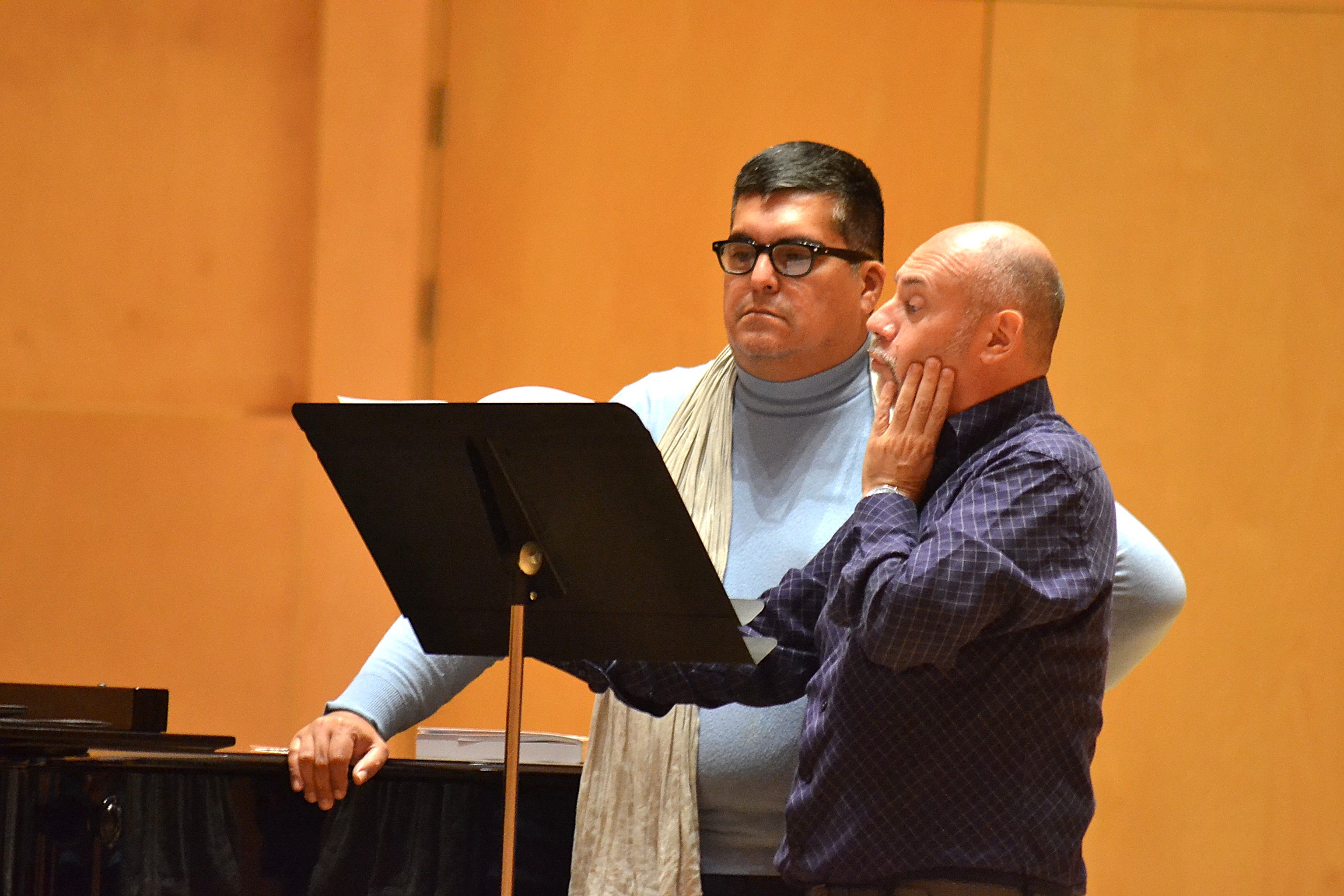 Marco Camastra juhendamas lauljaid PLMF suveakadeemias. FOTO IA REMMEL