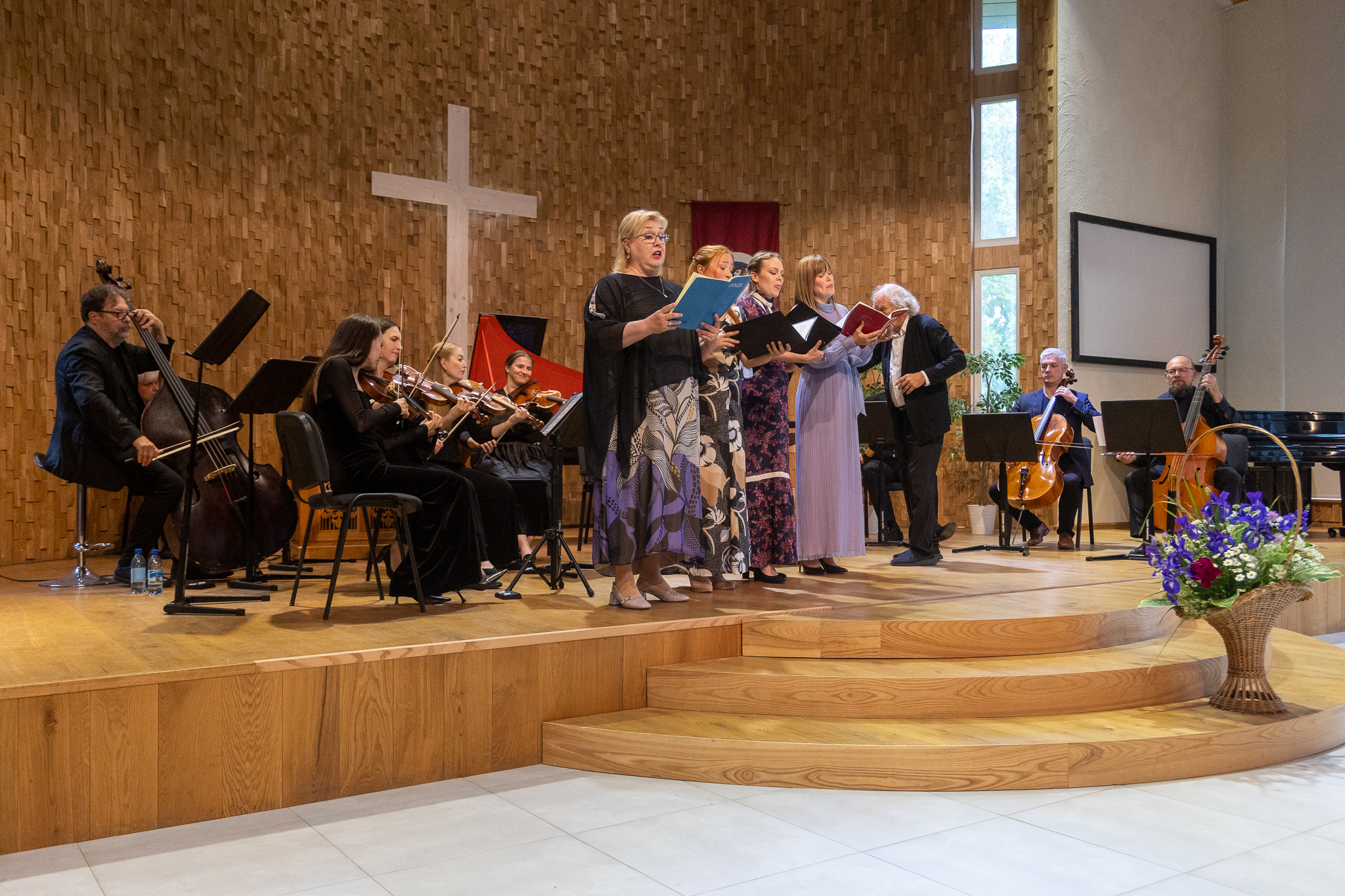 Festivali ansambel, solistid (vasakult) Triin Ella, Aule Urb, Karis Trass, Kädy Plaas-Kala ja dirigent Andres Mustonen. FOTO JAAN MÄNNIK