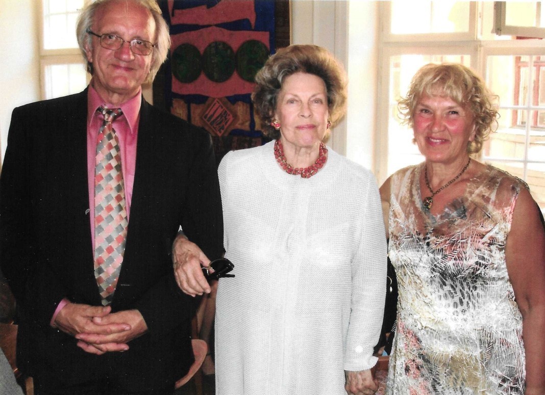 Toomas Tuulse abikaasa Lena Kristinaga Käbi Laretei (keskel) 80. sünnipäeval 2002. aastal. FOTO ERAKOGUST