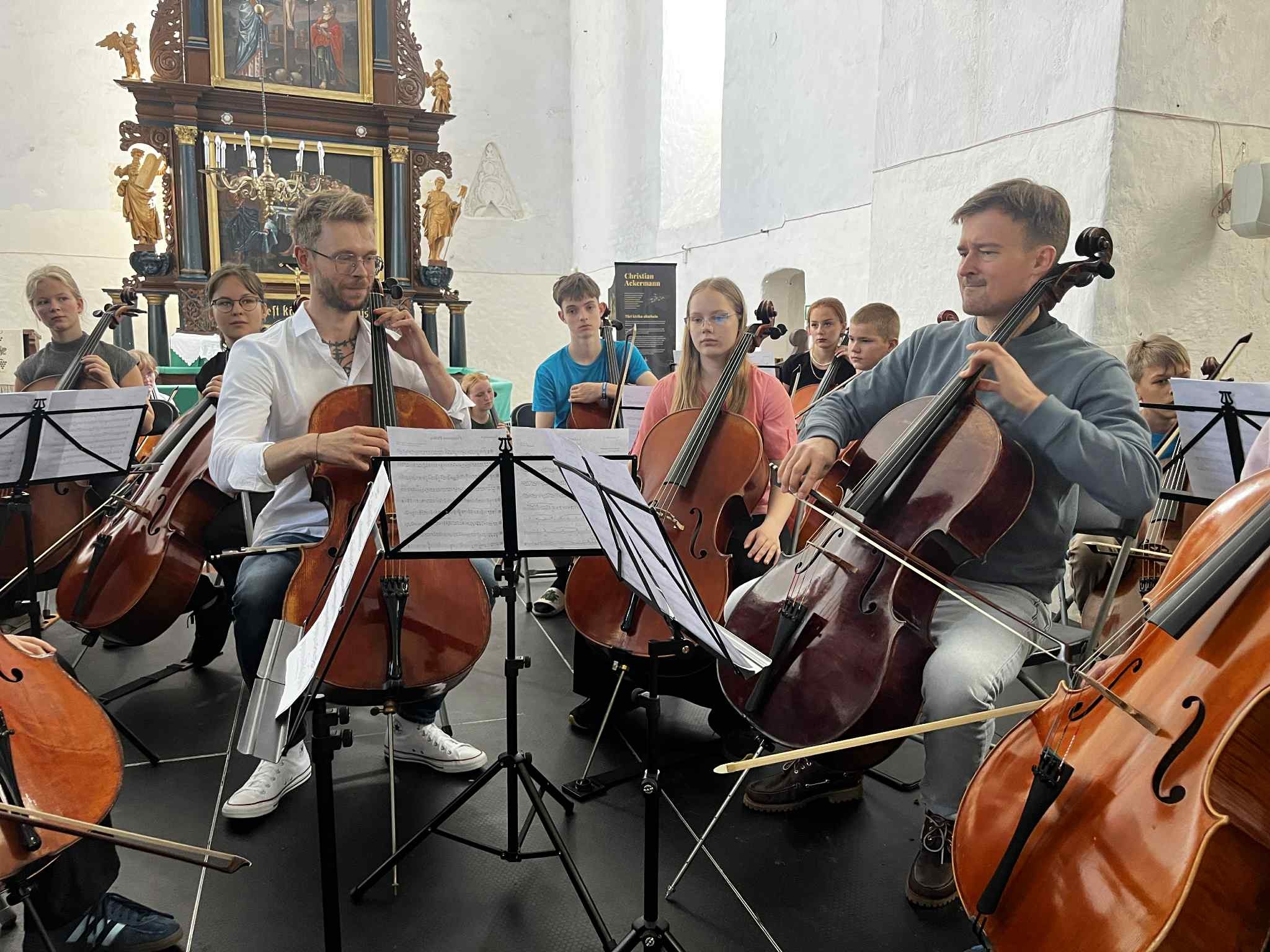 Tšelloorkester peaproovis Türi kirikus.