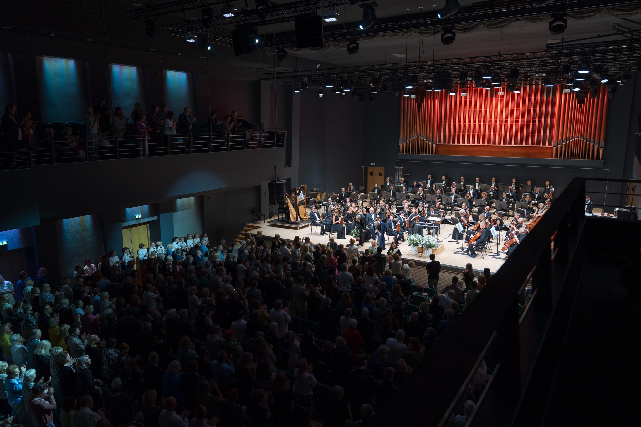 Täissaal ja hiiglaslik ettekandekoosseis – vasakul ääres on näha Tartu poistekoori liikmed, laval Vanemuise sümfooniaorkester, solist Kai Rüütel-Pajula ja dirigent Risto Joost. FOTO MAILIS VAHENURM