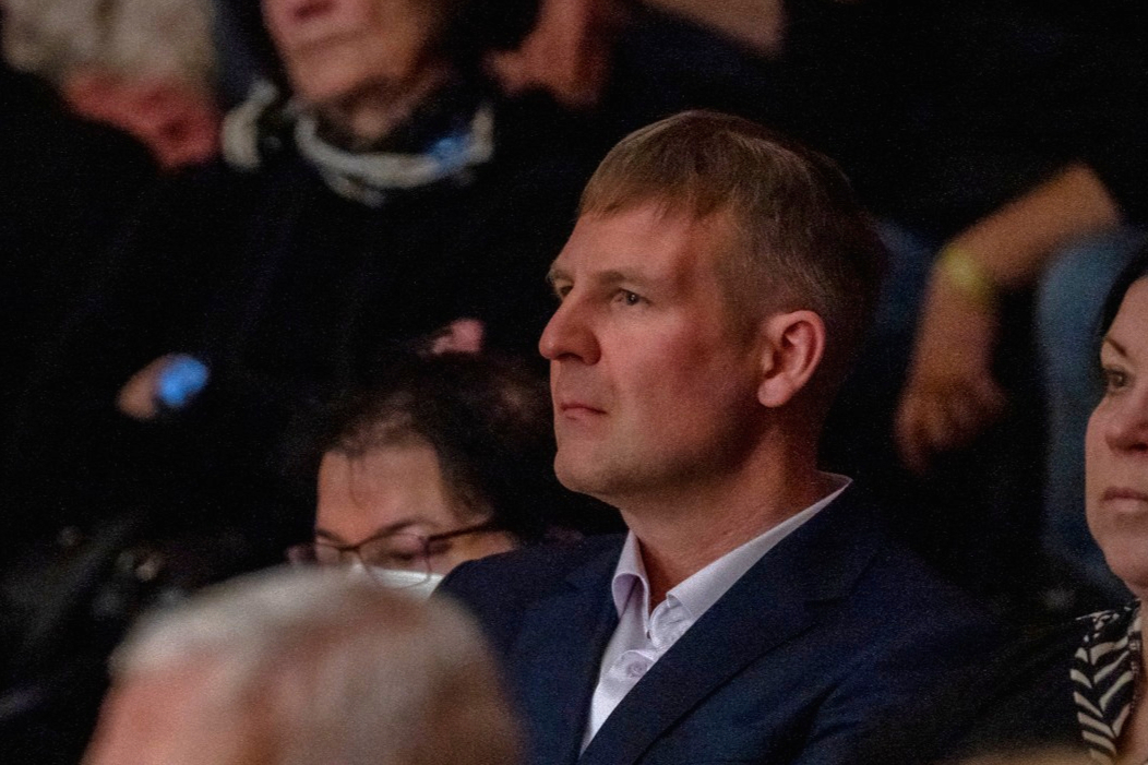 Helilooja ja artikli autor kuulamas publikus. FOTO RENE JAKOBSON