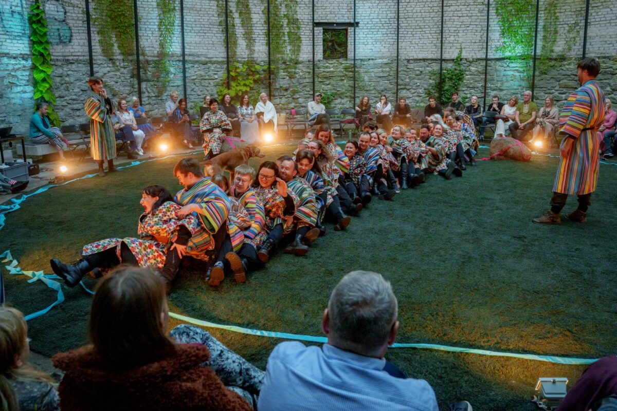 Telliskivist kütusemahuti ja teraslatid aitasid vanad rahvamängud elule