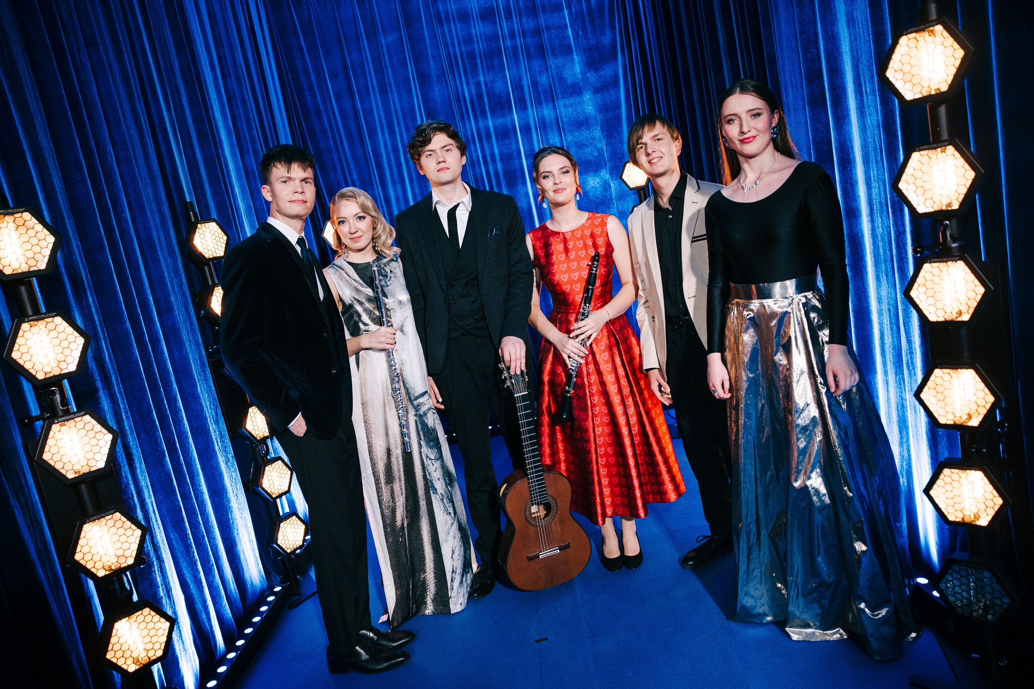 Klassikatähed 2025, vasakult Karl Martin Tombak, Tuule-Helin Krigul, Harald Trass, Isabella Runge, Havryil Sydoryk ja Annabel Soode.  FOTO Ken Mürk / ERR