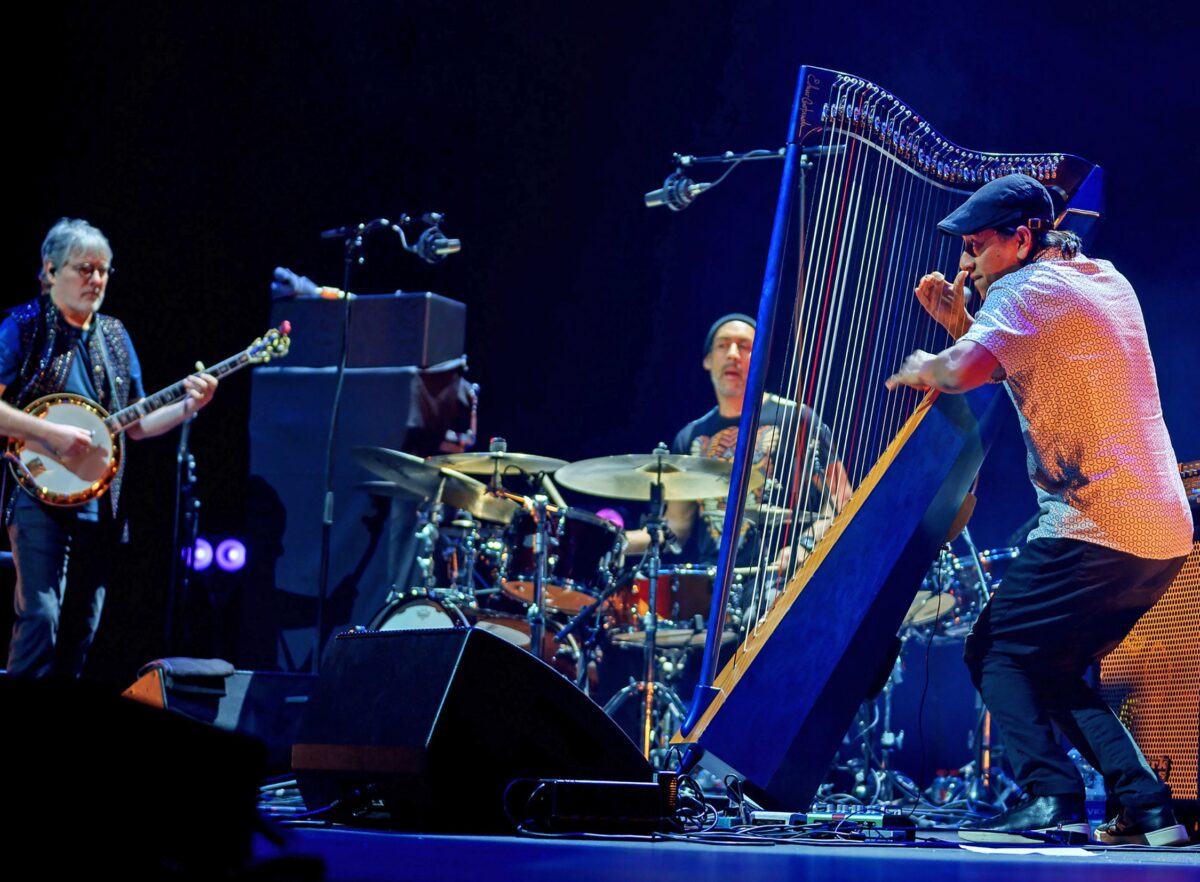 Bandžo kohtumine harfiga, trummipõrina saatel